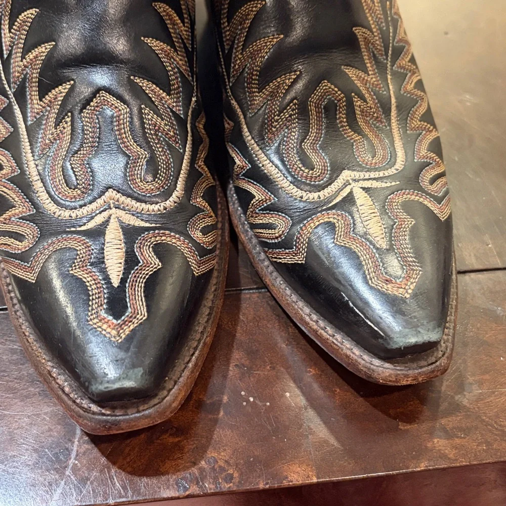 Lucchese women's cowboy boots these are size 8.5 B

Great condition - Picture 2 of 13
